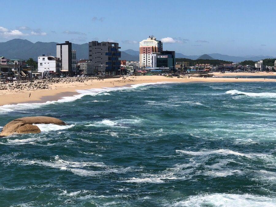 韓國束草燈塔近景，天際線清晰可見，代表朝鮮半島的美麗風光。